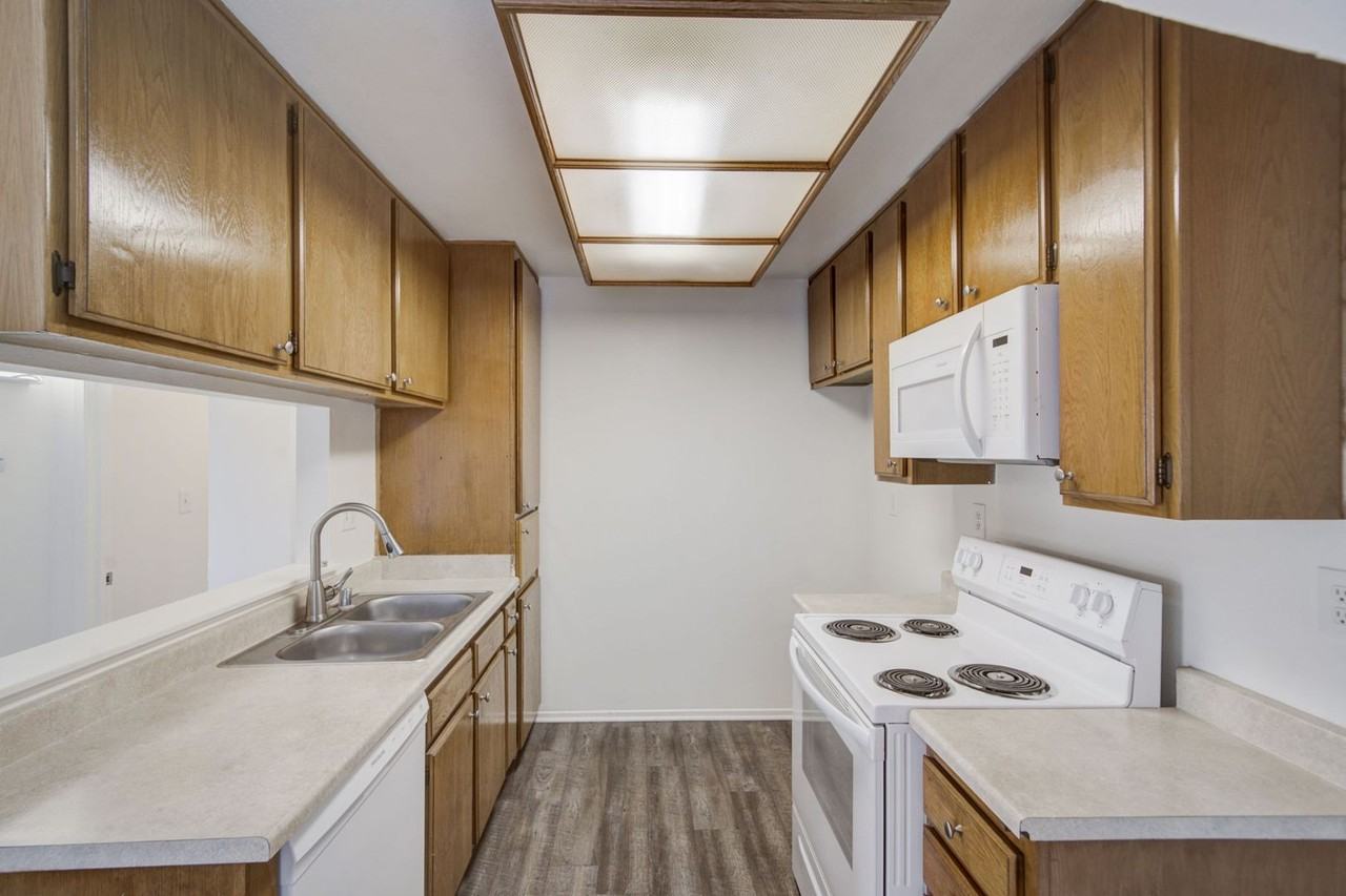 Las Flores Apartments - Photo 3 of 12