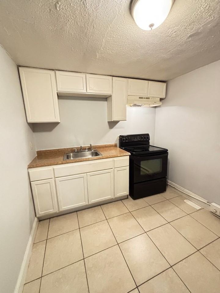 384 W Tilghman - Photo 5 of 16