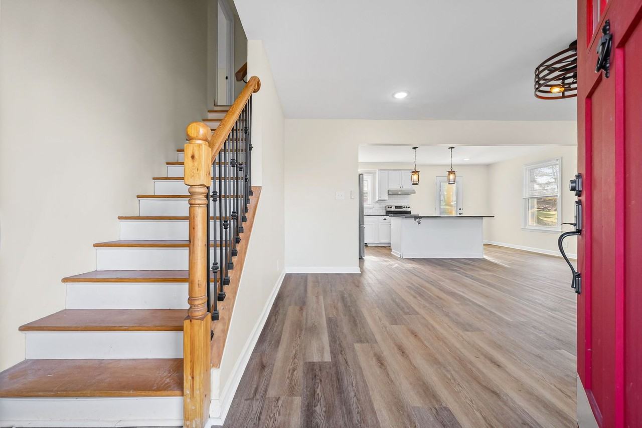 564 Briarwood Dr - Photo 3 of 29