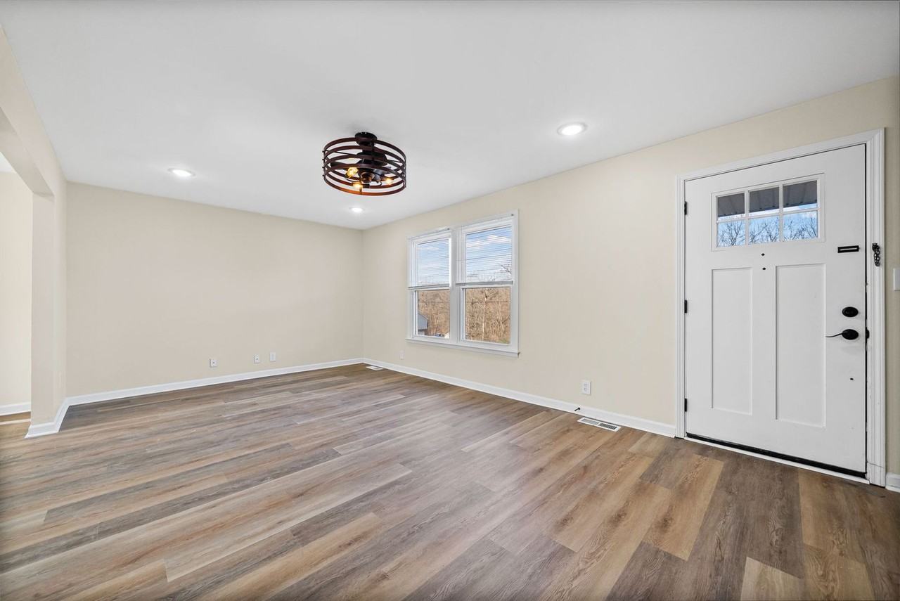 564 Briarwood Dr - Photo 4 of 29