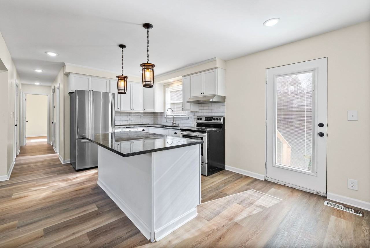 564 Briarwood Dr - Photo 6 of 29