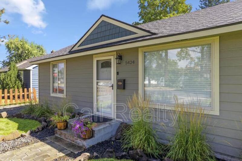 5424 N Oak St - Photo 2 of 10