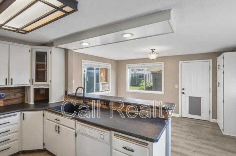 5424 N Oak St - Photo 5 of 10