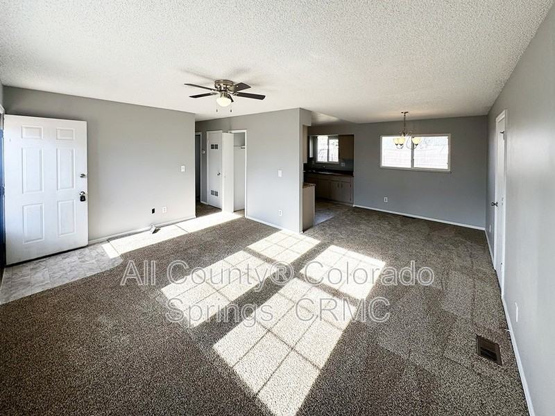 6680 Parkridge Ct - Photo 4 of 22