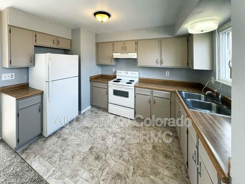 6680 Parkridge Ct - Photo 6 of 22