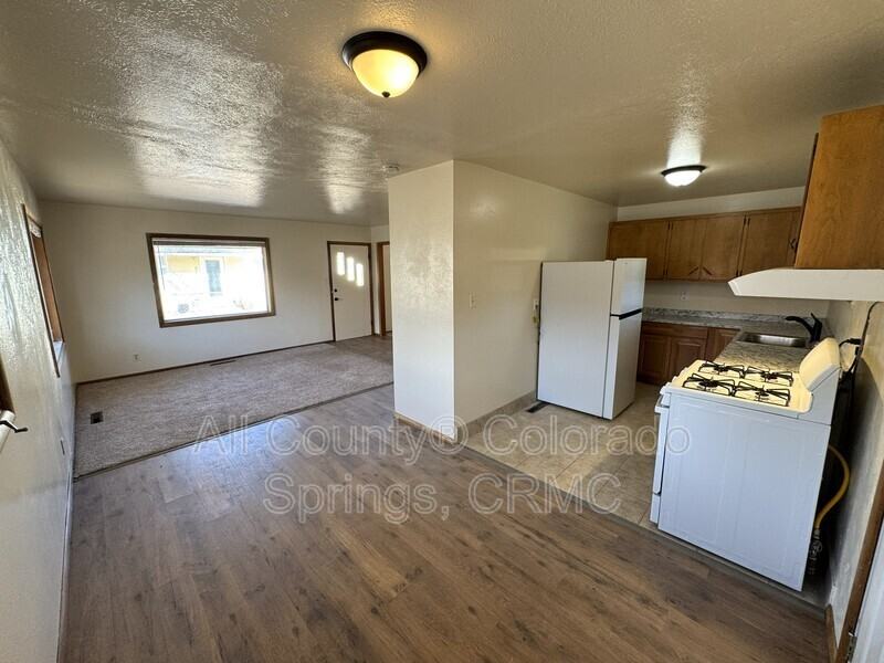 211 N Foote Ave - Photo 4 of 16