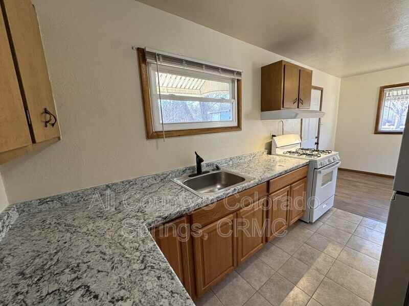 211 N Foote Ave - Photo 5 of 16