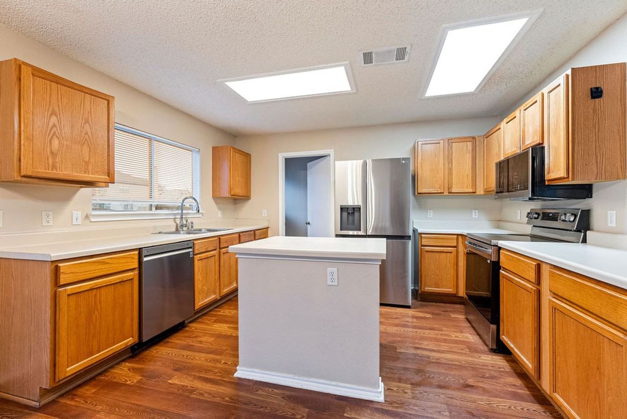 1236 Hughmont Dr - Photo 4 of 18