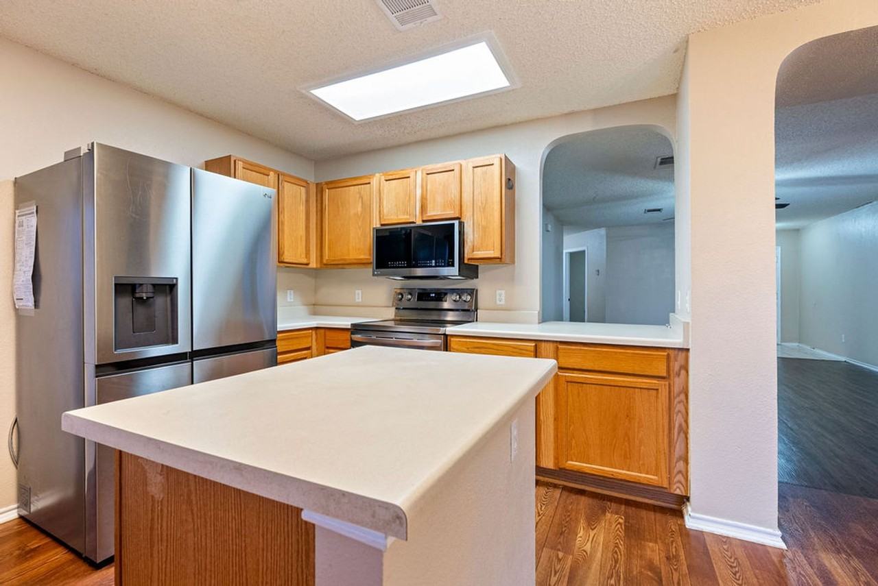 1236 Hughmont Dr - Photo 5 of 18