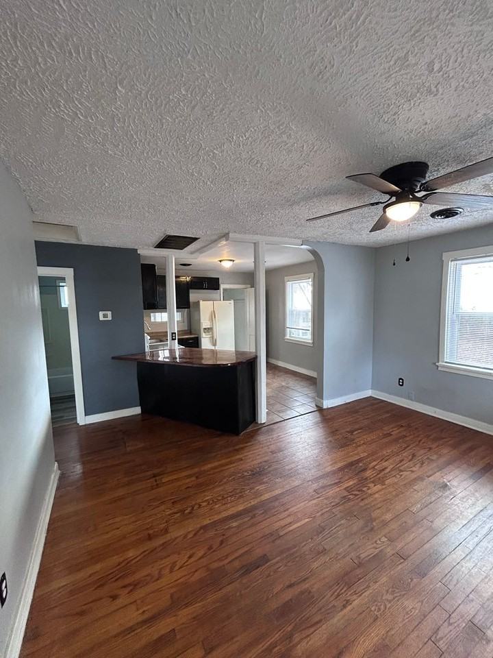 701 Yorkshire Dr - Photo 3 of 8