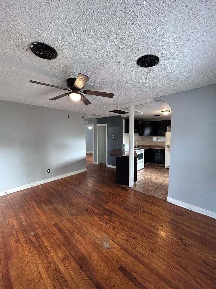 701 Yorkshire Dr - Photo 4 of 8