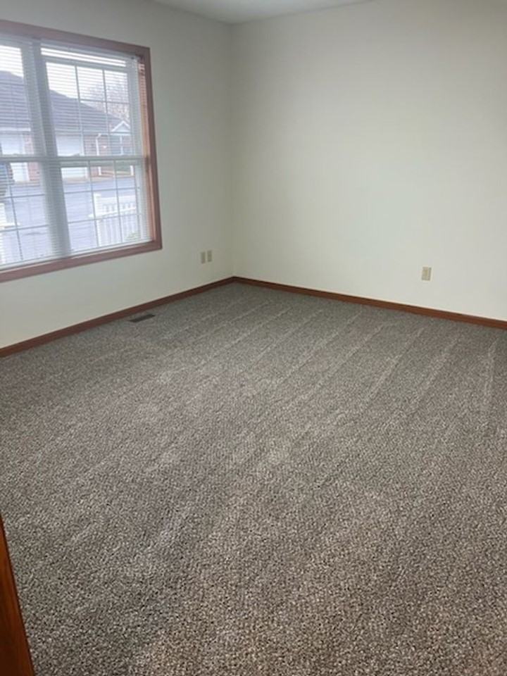 Mt. Vernon Manor - Photo 3 of 50