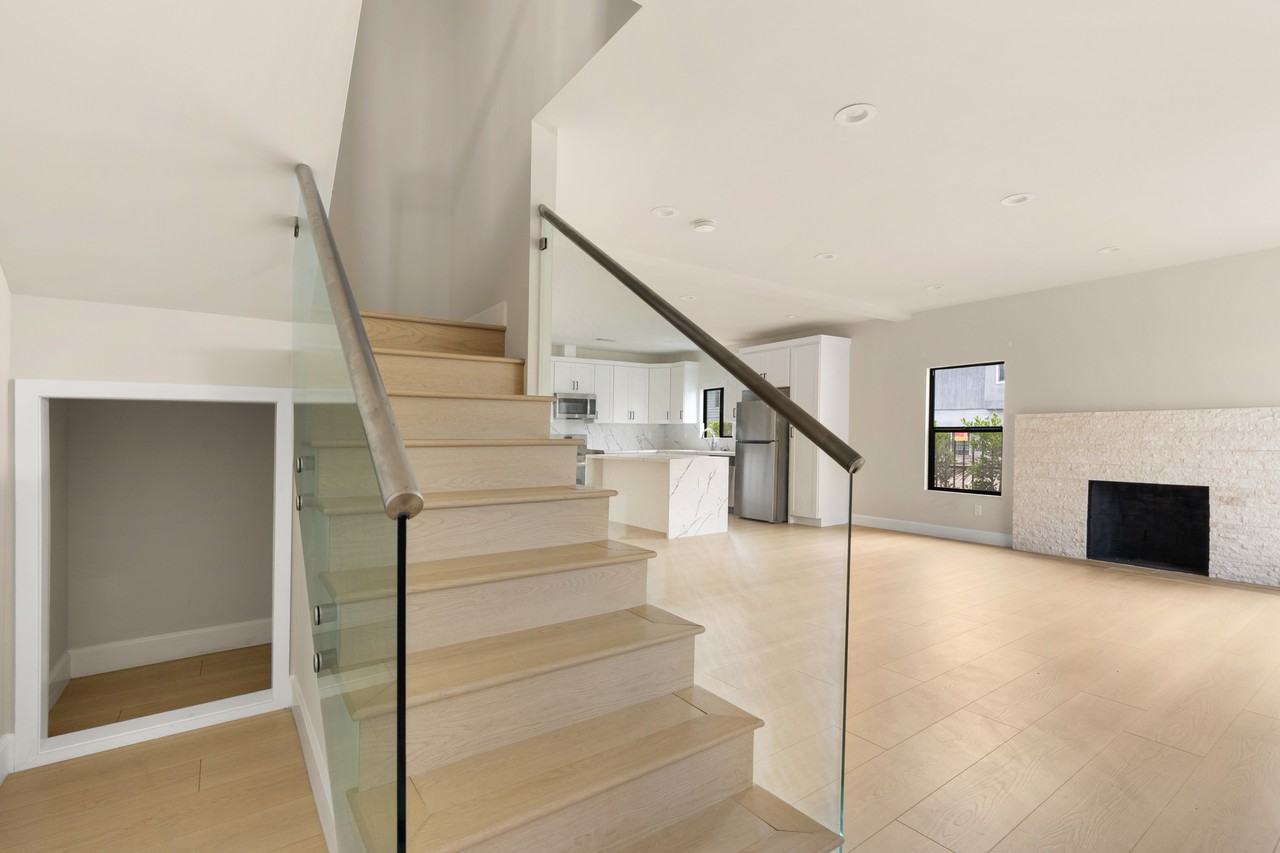 5670 Lexington Avenue - Photo 2 of 31