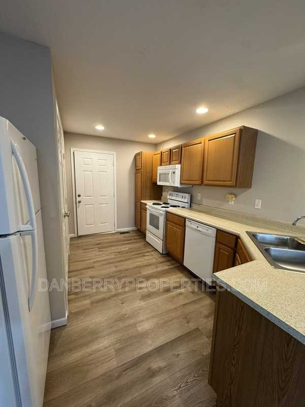 216 Madison Ave - Photo 5 of 15