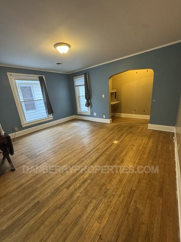 915 N Main St - Photo 3 of 10