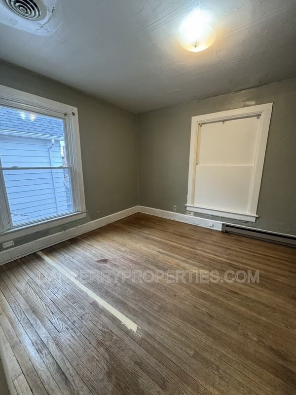 915 N Main St - Photo 4 of 10