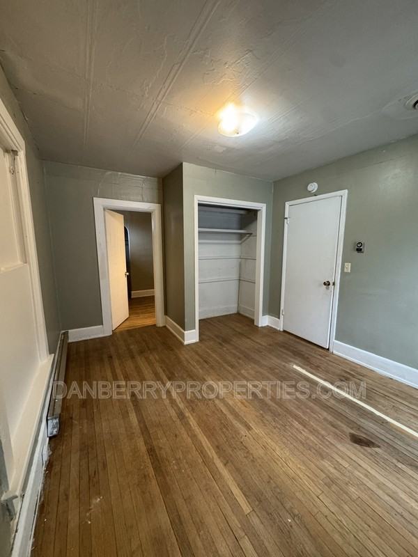 915 N Main St - Photo 5 of 10