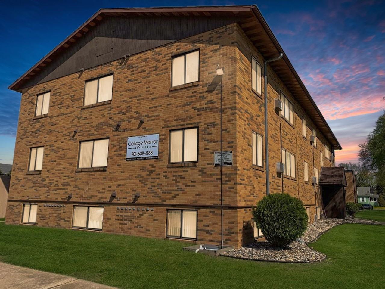 College Manor - Photo 4 of 6