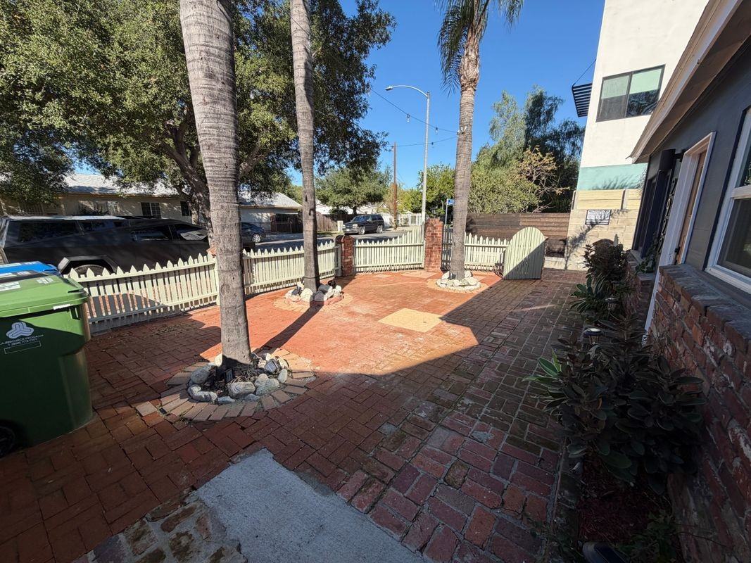 2922 Glenhurst Ave - Photo 2 of 8