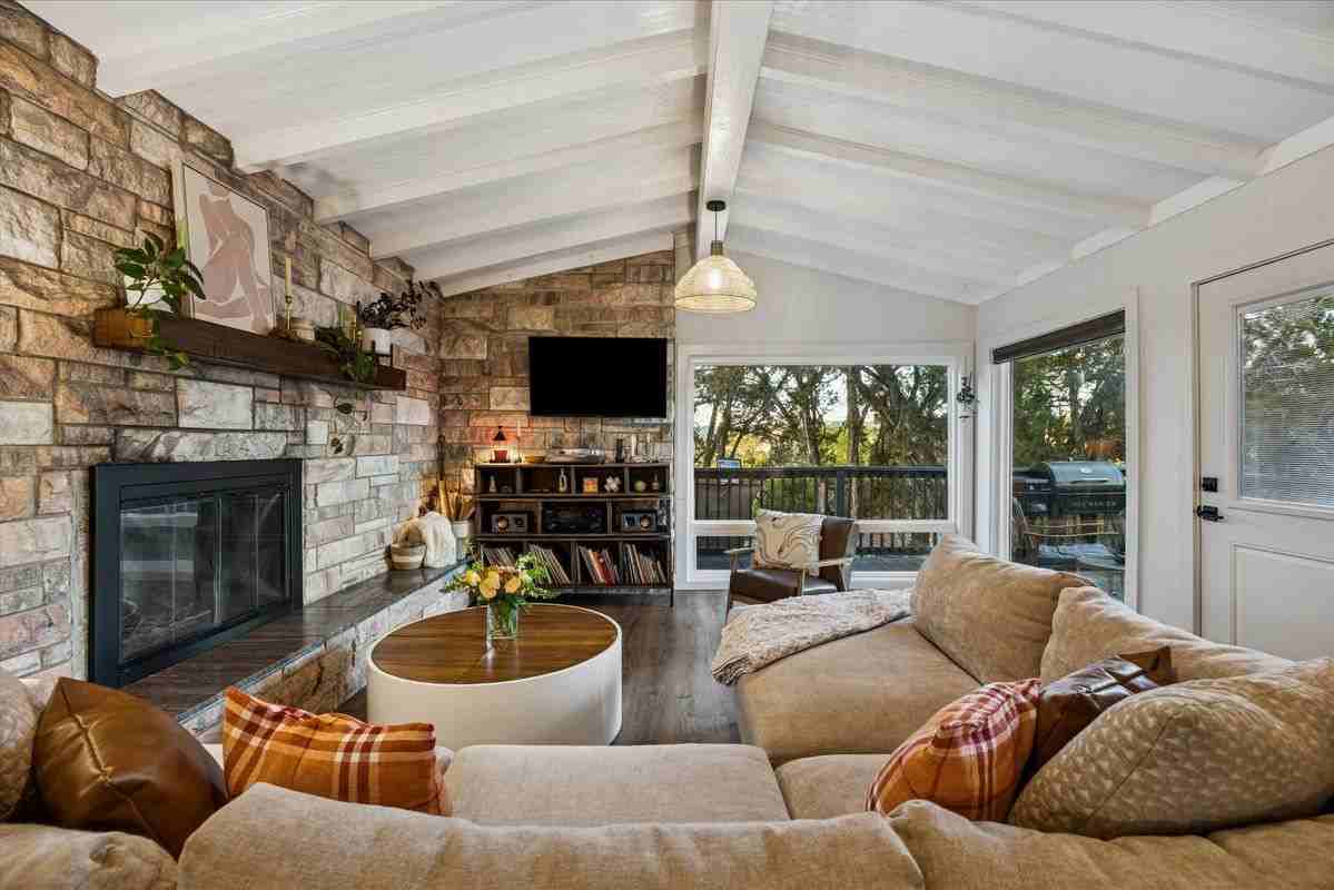 6407 Lynn Ln - Photo 5 of 32