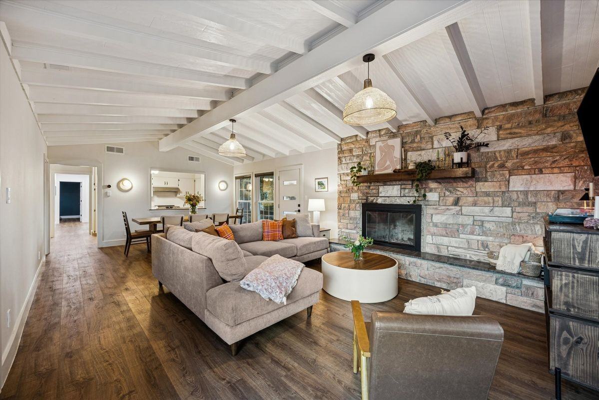 6407 Lynn Ln - Photo 7 of 32