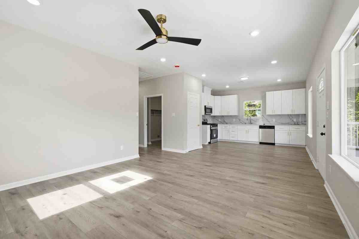 1915 Ross Ave - Photo 4 of 13