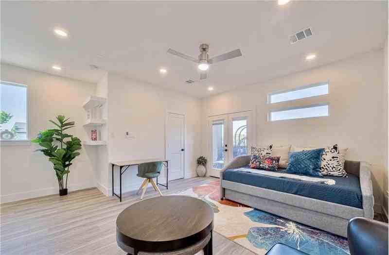 2909 Nagle St - Photo 2 of 17