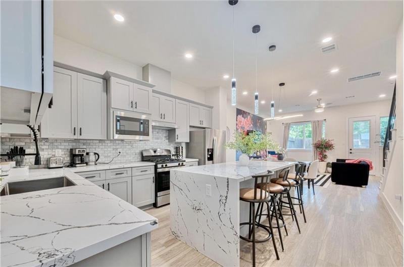 2909 Nagle St - Photo 4 of 17