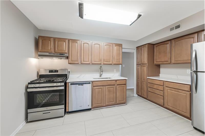 1666 Parkcrest Cir #301 - Photo 2 of 30