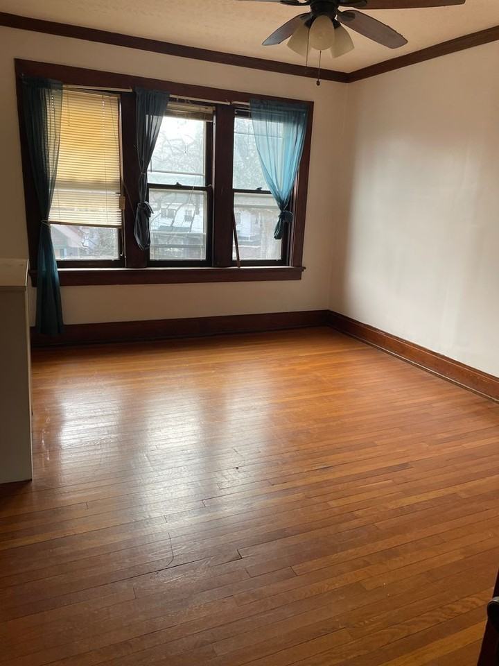 302 W Grand Ave - Photo 7 of 13