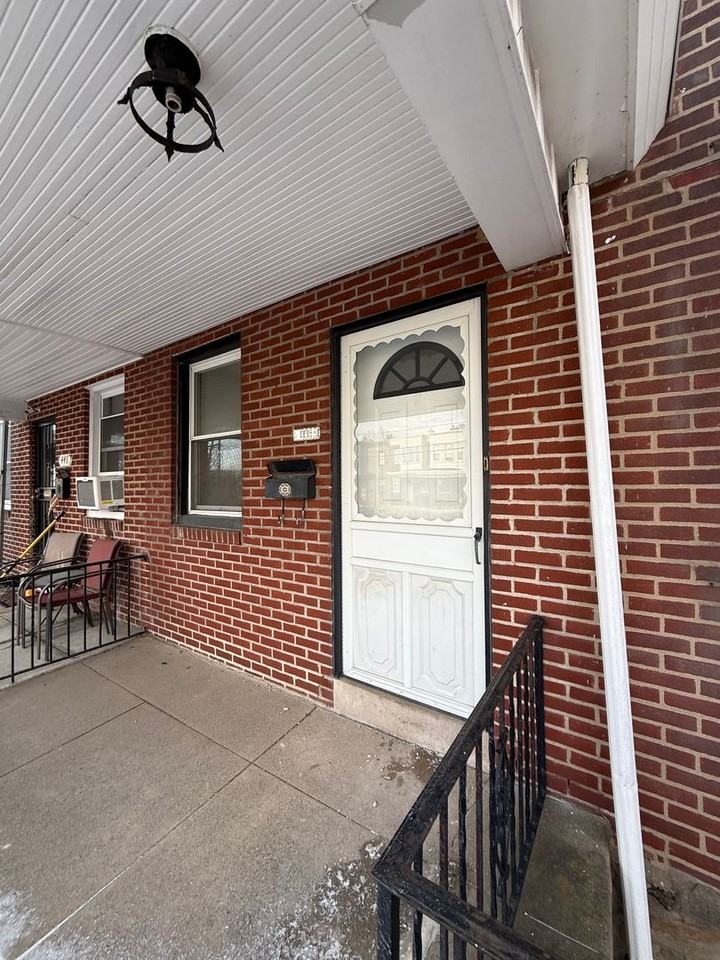 446 Robbins St - Photo 2 of 12