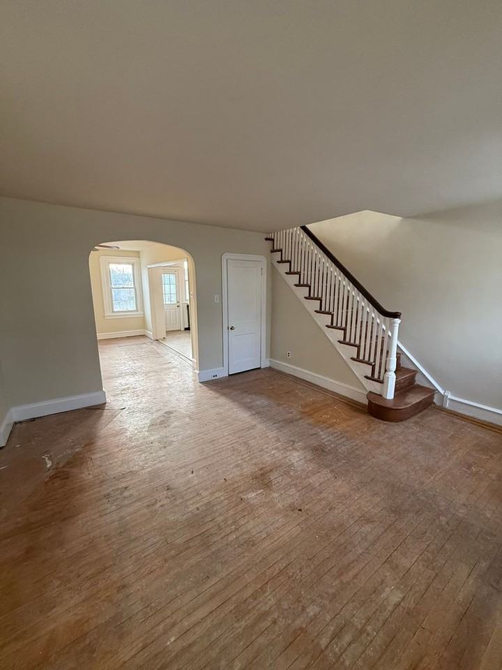 446 Robbins St - Photo 3 of 12