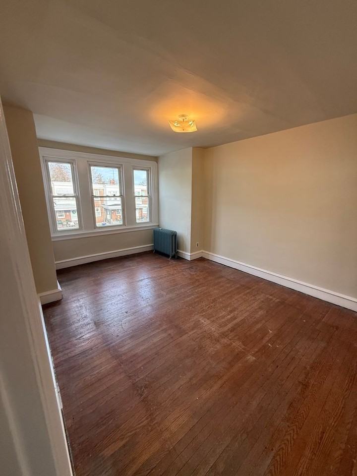 446 Robbins St - Photo 6 of 12