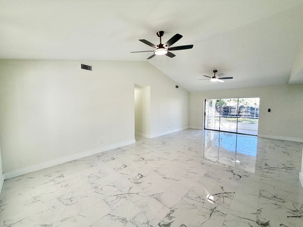 5277 30th Ave Sw - Photo 3 of 26