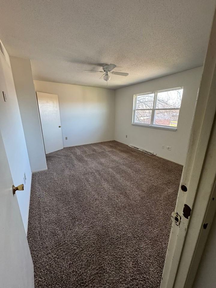 4340 W Bethany Dr - Photo 3 of 7