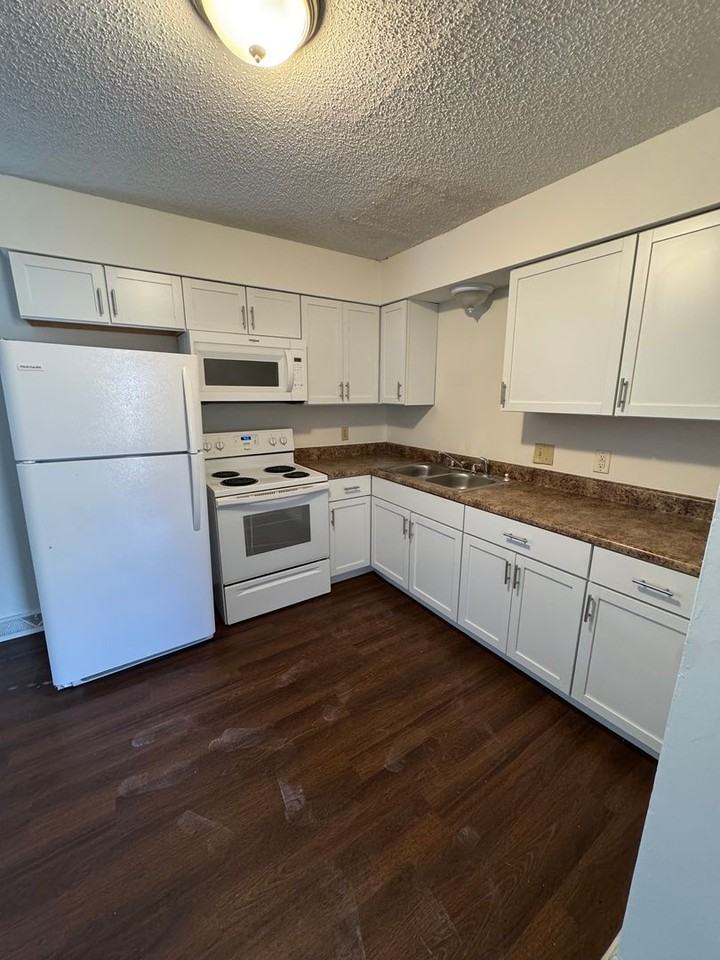 4340 W Bethany Dr - Photo 5 of 7