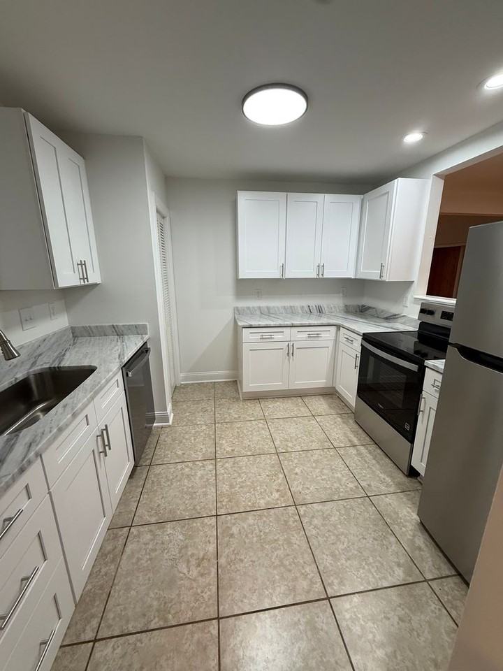 325 Mayo St - Photo 4 of 28