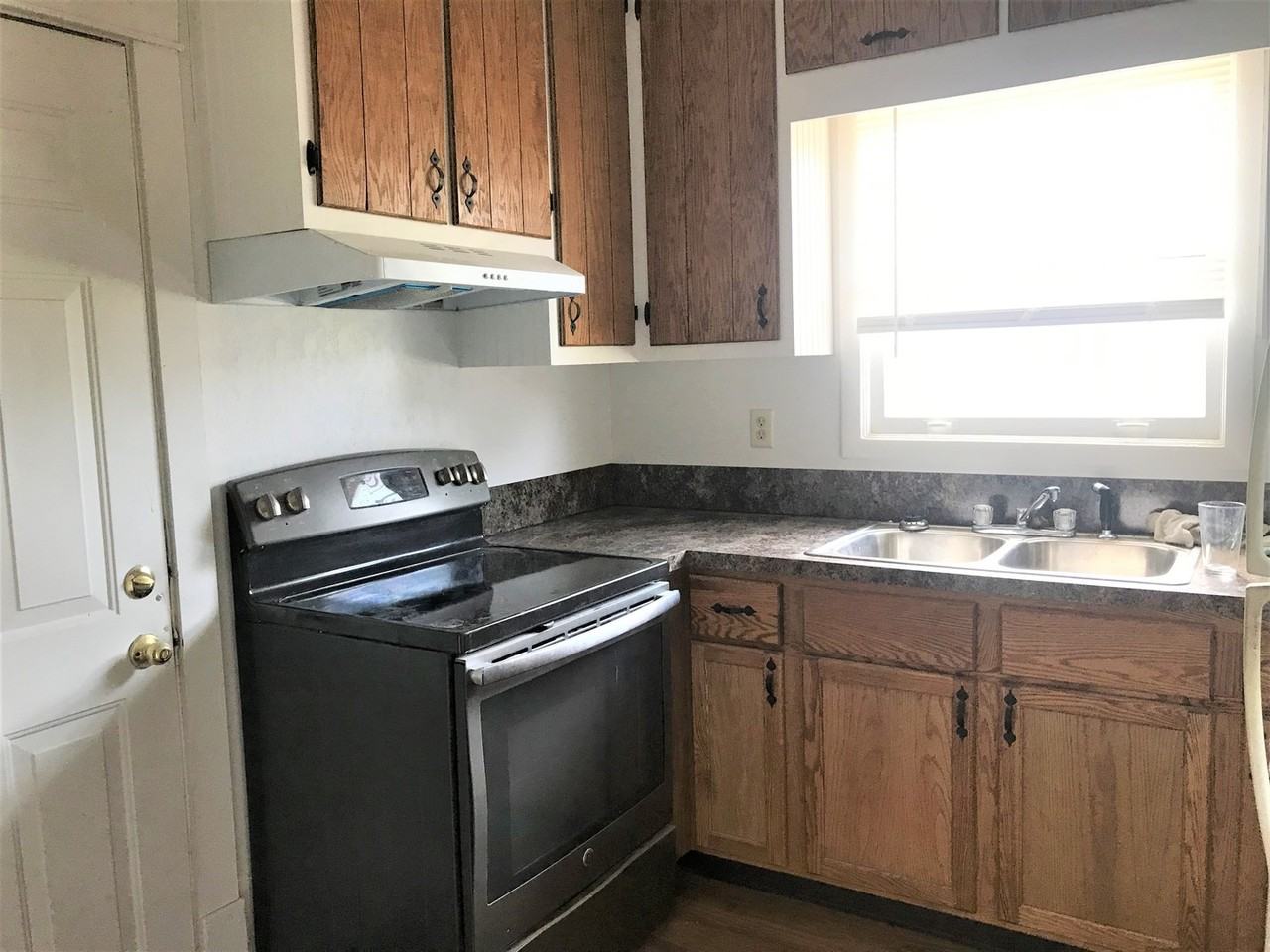 4535 Oak St - Photo 4 of 8