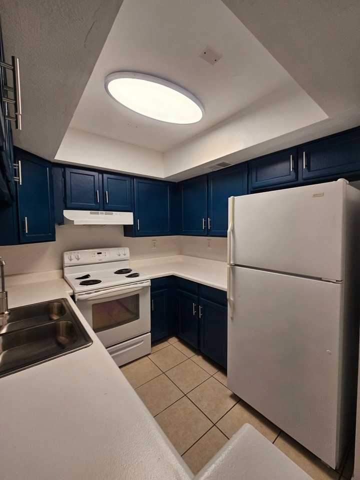 540 N May #2063 - Photo 6 of 27