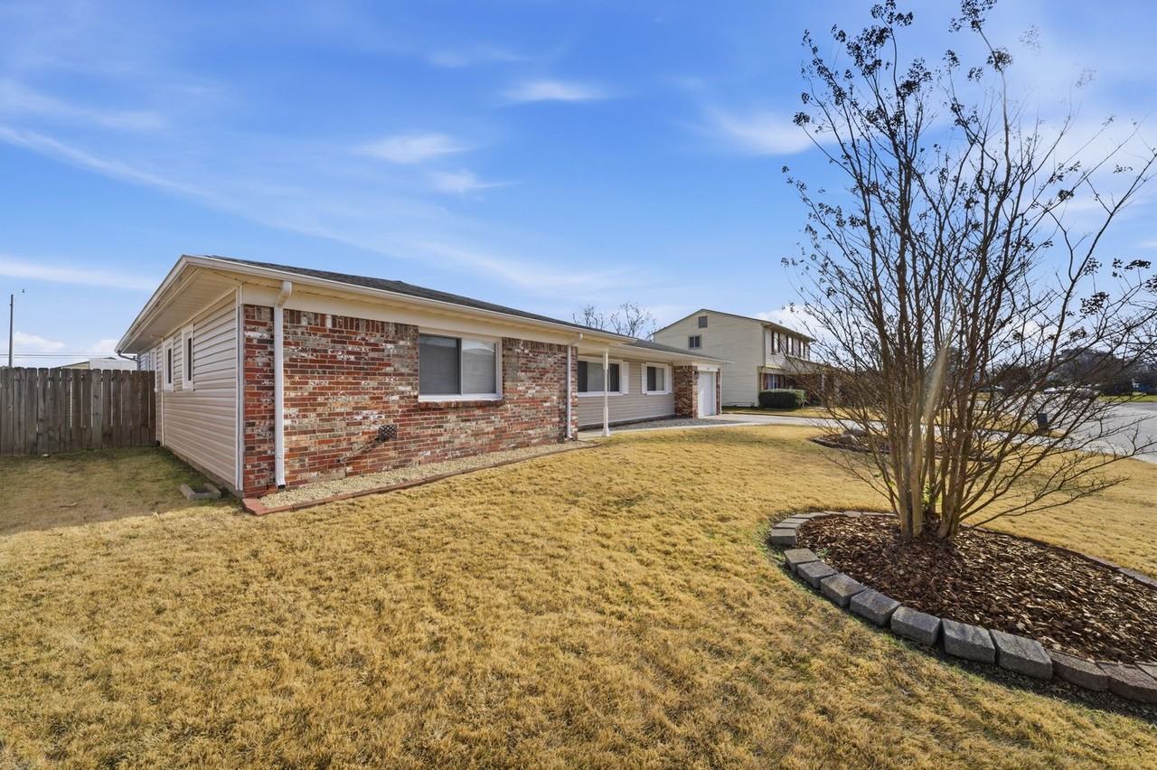 1152 Gladiola Cres - Photo 2 of 48