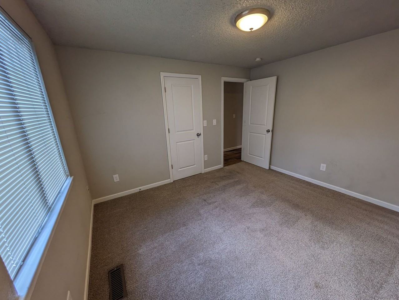 6009 16th Ave Se - Photo 7 of 11