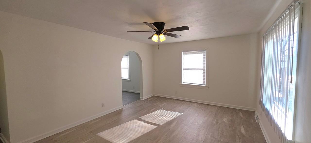 1106 S Thelma Ave - Photo 2 of 13