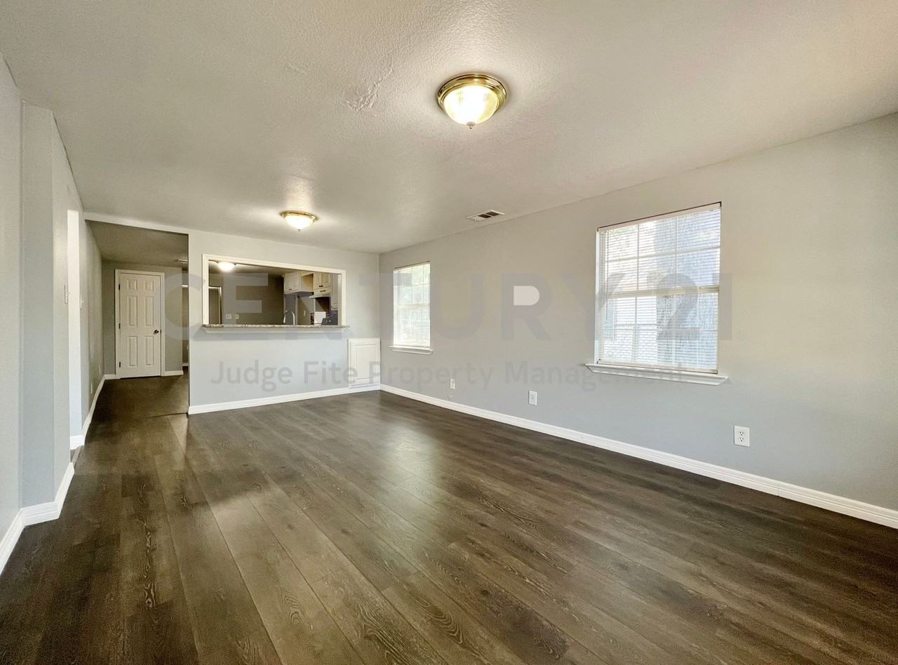 2625 E 12th St - Photo 2 of 11
