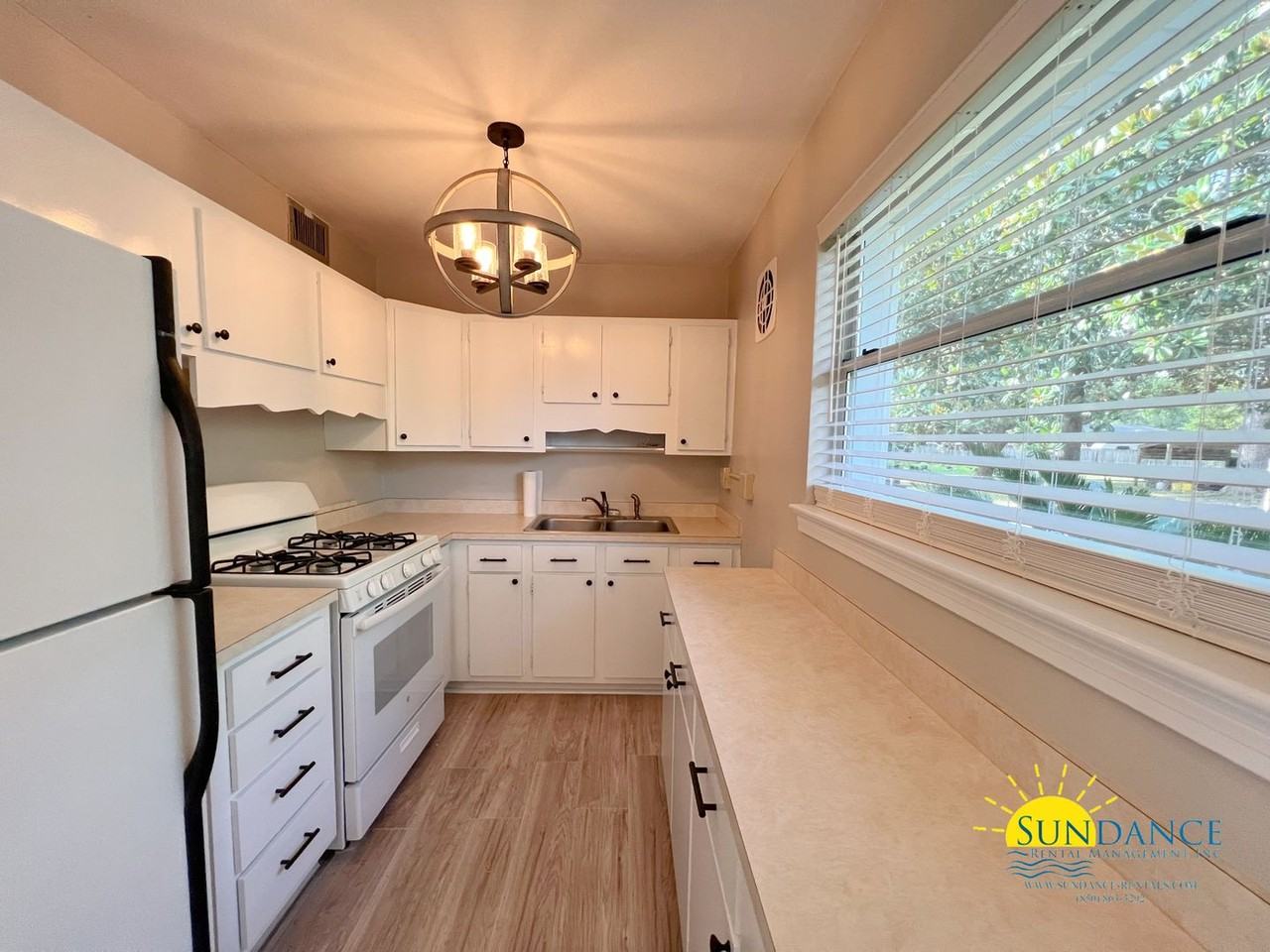 318 Smith Dr Ne - Photo 5 of 24