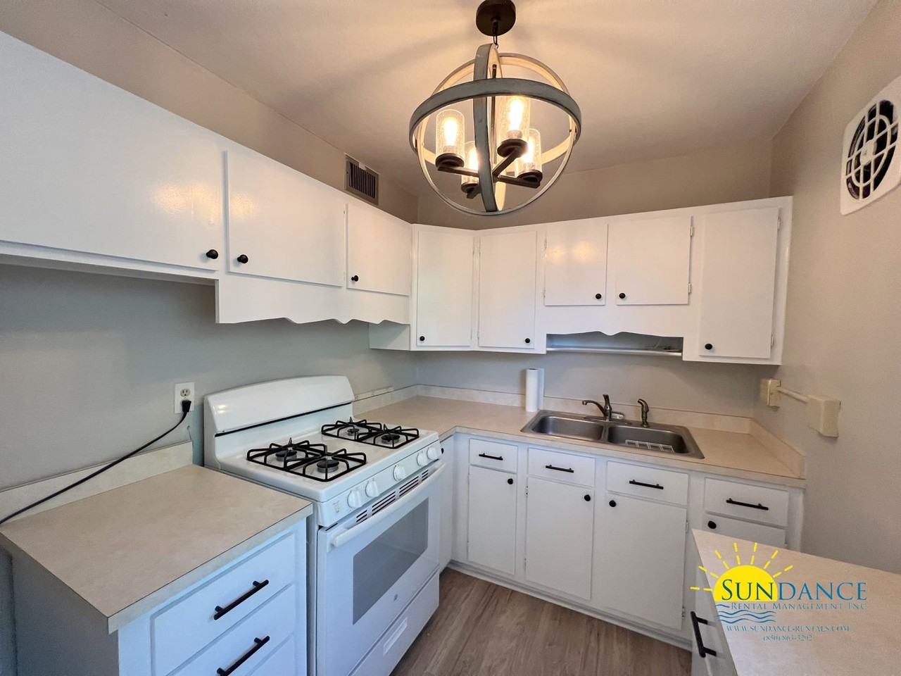 318 Smith Dr Ne - Photo 6 of 24