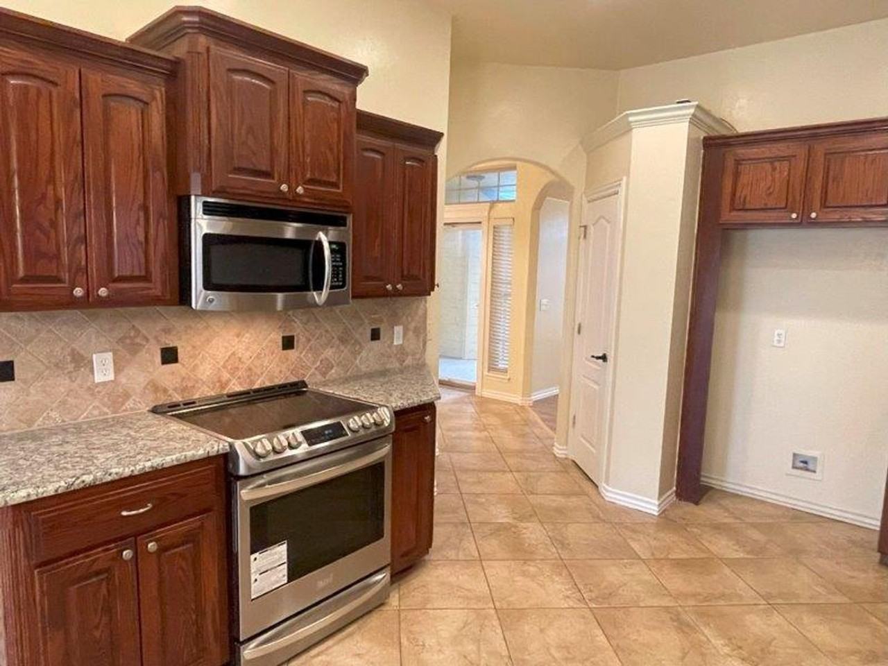 9100 Ians Pl - Photo 3 of 34