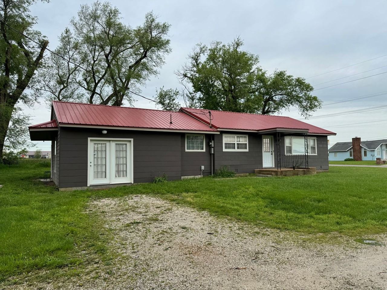 2590 W Broadway St - Photo 3 of 17