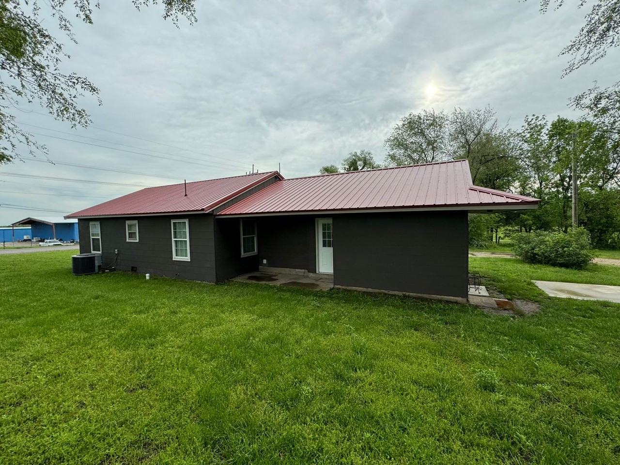 2590 W Broadway St - Photo 4 of 17