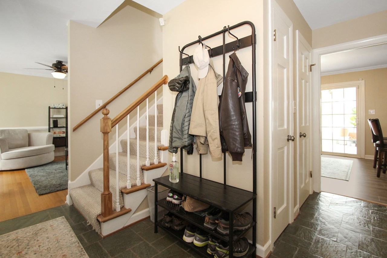 427 Elizabeth Lake Dr - Photo 2 of 37