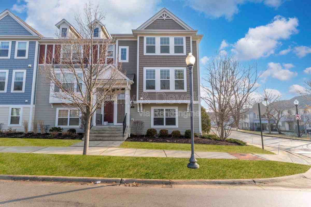 112 Waterbury Cir - Photo 3 of 10